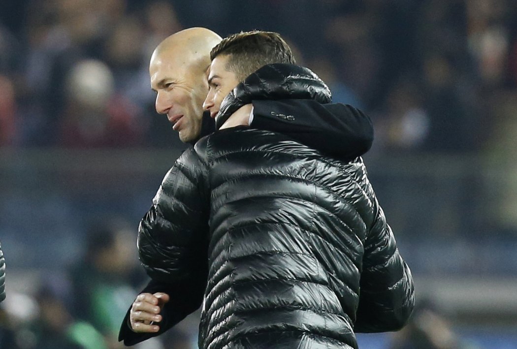Trenér Zinedine Zidane objímá Cristiana Ronalda, který dal ve finále MS klubů hattrick