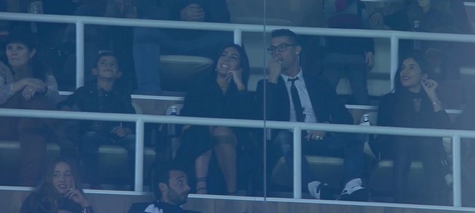 Cristiano Ronaldo seděl na tribuně vedle krásné ženy, až vedle ní byl Portugalcův syn a máma