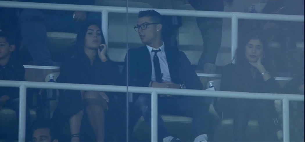 Hvězda Realu Madrid Cristiano Ronaldo na tribuně s krásnou ženou