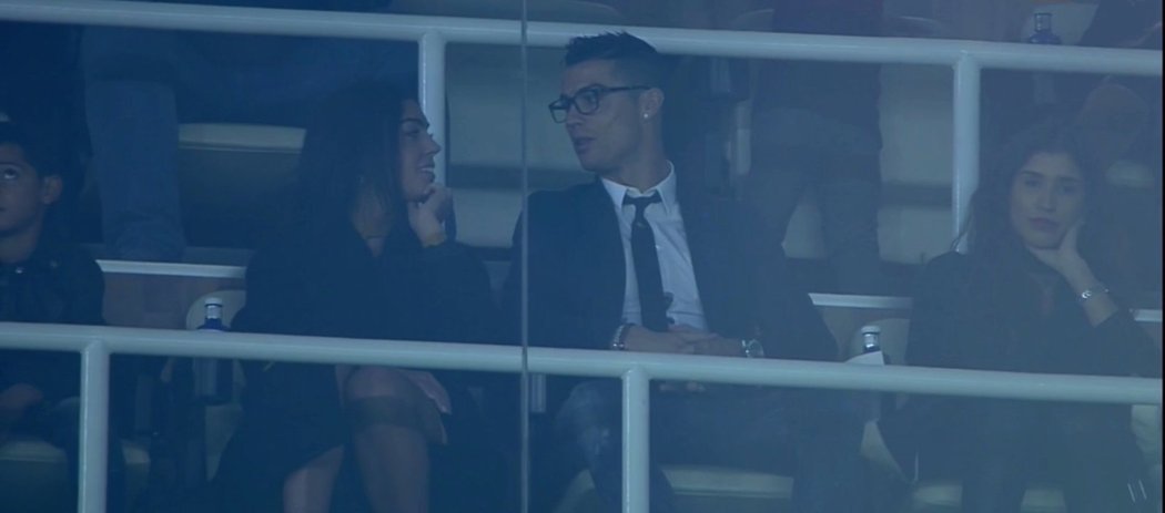 Hvězda Realu Madrid Cristiano Ronaldo na tribuně s krásnou ženou