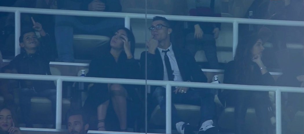 Cristiano Ronaldo seděl na tribuně vedle krásné ženy, až vedle ní byl Portugalcův syn