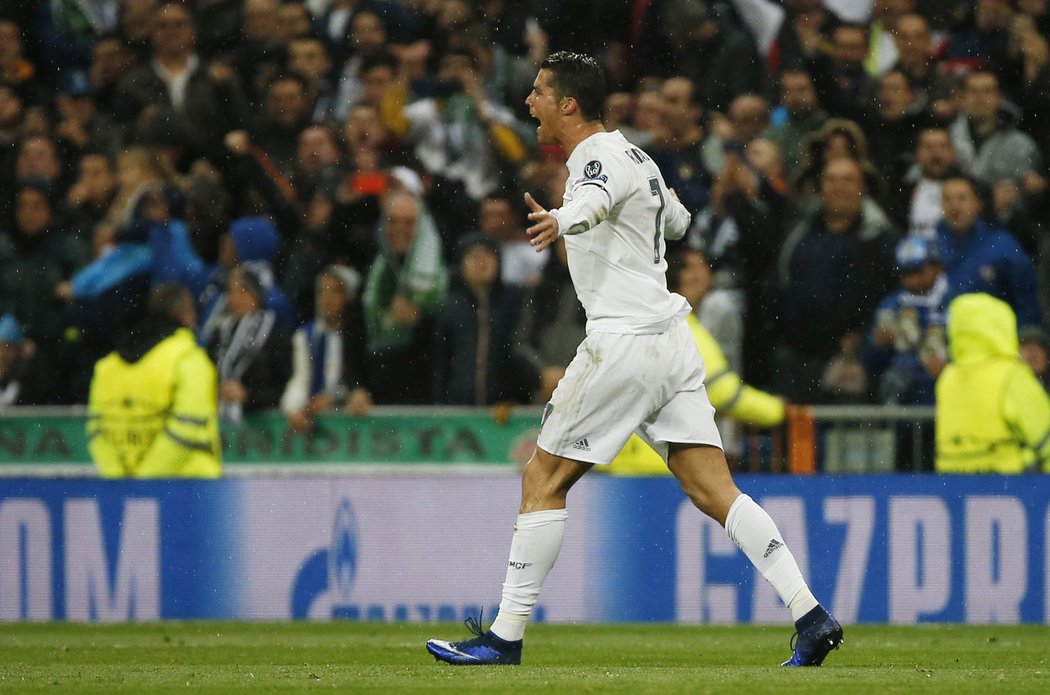 Útočník Realu Madrid Cristiano Ronaldo slaví gól do sítě Wolfsburgu