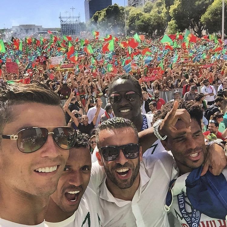 Cristiano Ronaldo a Ricky Regufe společně slavili triumf Portugalska na EURO