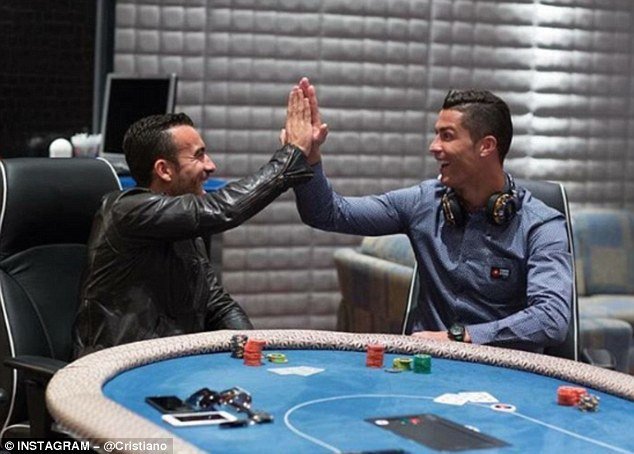 Cristiano Ronaldo a Ricky Regufe při hraní pokeru