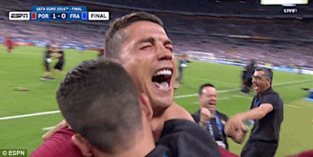 Cristiano Ronaldo a Ricky Regufe slaví triumf Portugalska na EURO chvíli po závěrečném hvizdu