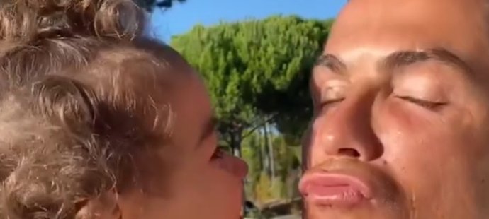 Ronaldo laškuje s dcerkou.