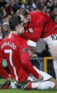 Ronaldo a Rooney slaví gól.