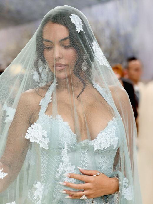 Georgina se už několikrát ukázala jako modelka ve svatebních šatech. Georgina se už několikrát ukázala jako modelka ve svatebních šatech.
