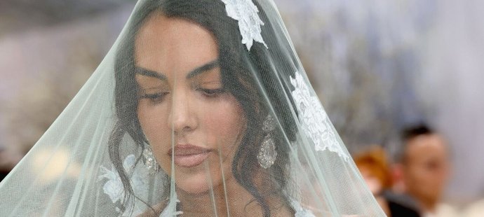 Georgina se už několikrát ukázala jako modelka ve svatebních šatech.