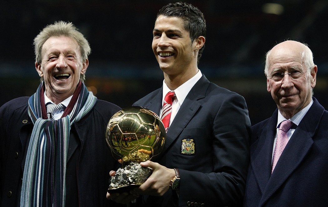 Cristiano Ronaldo s nedávno zesnulým Bobby Charltonem