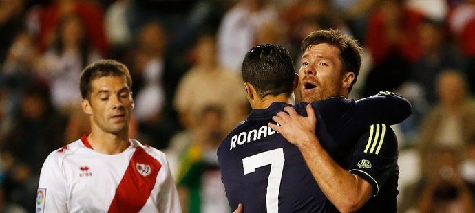 Cristiano Ronaldo přijímá gratulaci od Xabi Alonsa po proměněné penaltě v utkání s Vallecanem. Real zvítězil 2:0.