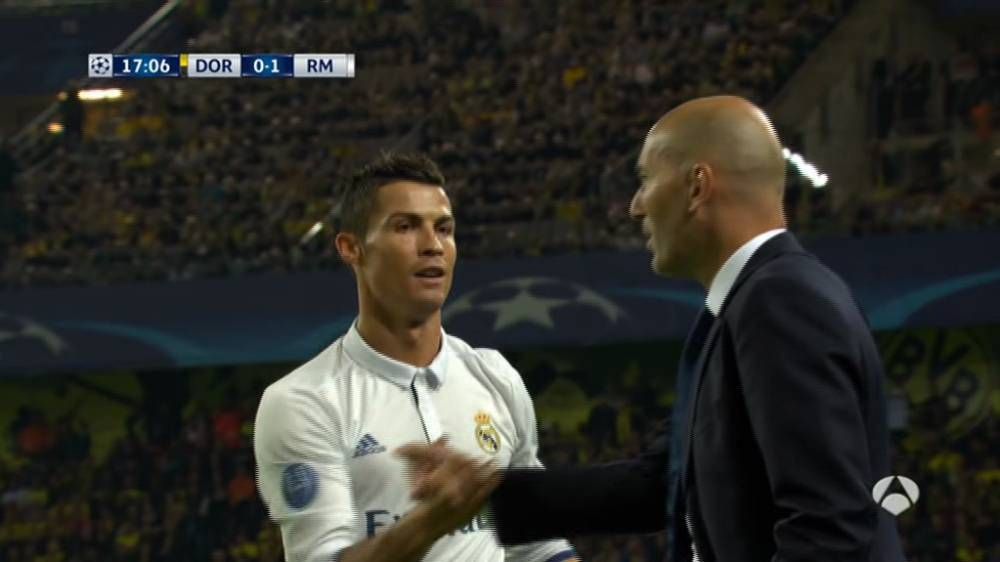 Cristiano Ronaldo si po svém gólu plácl s trenérem Zinedine Zidanem