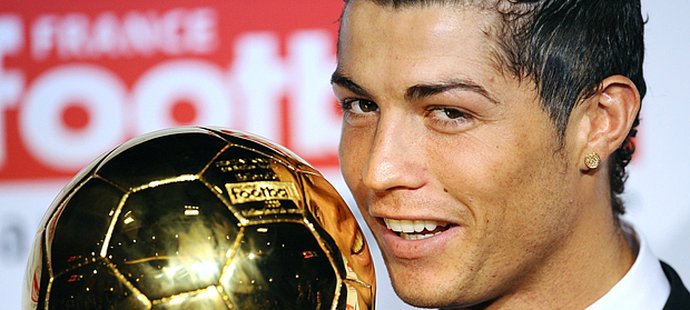 Cristiano Ronaldo se Zlatým míčem v roce 2008.