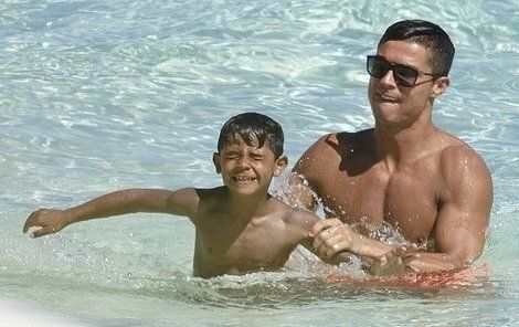 Cristiano Ronaldo si užívá prázdniny se synkem.