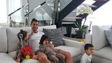 Alec Baldwin, Bradley Cooper, Enrique Iglesias a Cristiano Ronaldo. Sexy tátové na plný úvazek!
