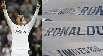 Vrať se! Letadlo s fanoušky United bude kroužit nad Ronaldem