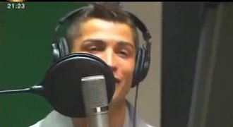 VIDEO: Ronaldo zpívá jako hvězdná pěchota!