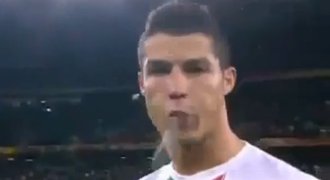 Cristiano Ronaldo si odplivnul před kamerou a vyvolal pobouření.