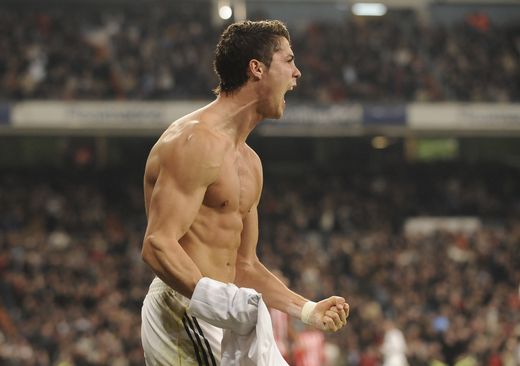 Ronaldo napíná svaly. Slaví svůj gól! Ronaldo napíná svaly. Slaví svůj gól!