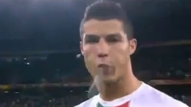 Cristiano Ronaldo si odplivnul před kamerou a vyvolal pobouření. Cristiano Ronaldo si odplivnul před kamerou a vyvolal pobouření.