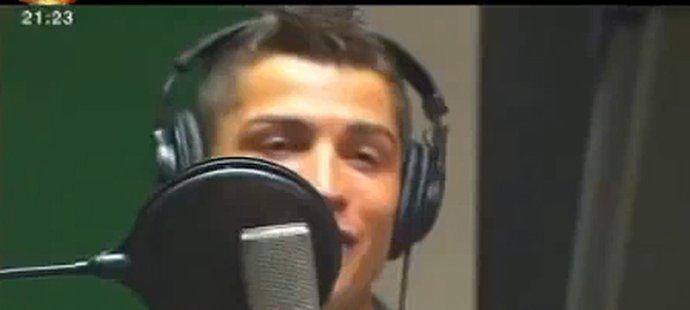 Cristiano Ronaldo ve studiu.