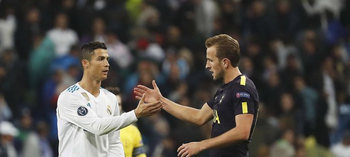 Ronaldo podle odborné analýzy není nejhodnotnějším fotbalistou světa, ale patří až do druhé desítky. Nejcennější je Kane (vpravo)