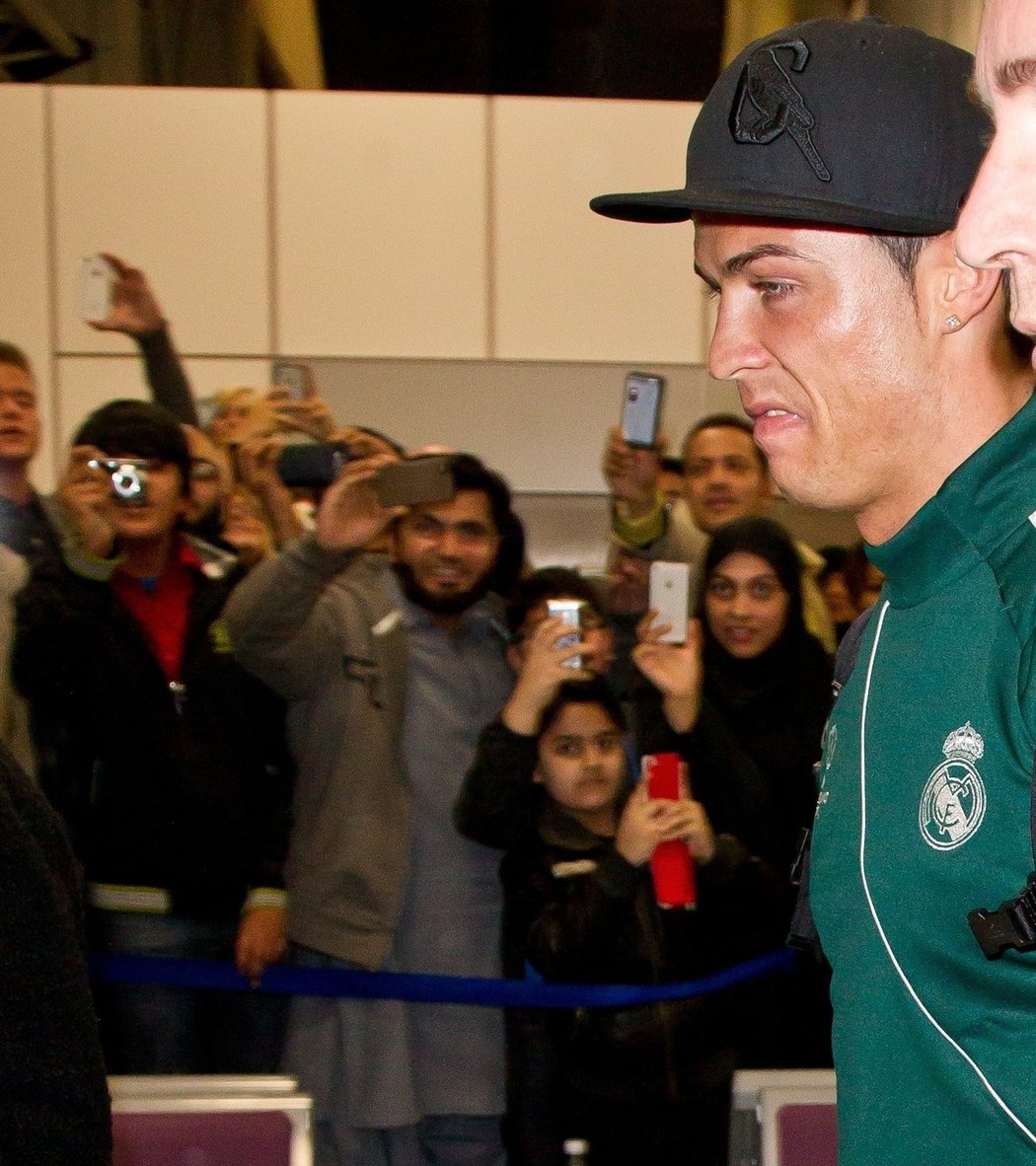 Cristiano Ronaldo přiletěl do Manchesteru v bílých podkolenkách.