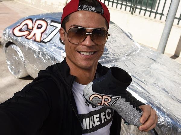 Cristiano Ronaldo polepil auto svému spoluhráči z Portugalska Ricardo Quaresmovi