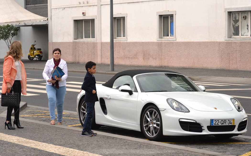 Matka Ronalda paní Dolores s Cristianem Jr. u jejího porsche.