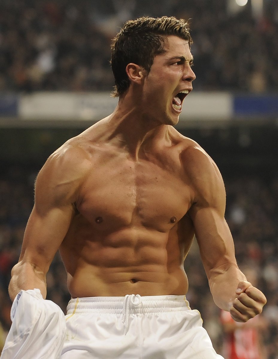 Cristiano Ronaldo patří mezi svalnaté fotbalisty, i když by se to do něj na první pohled neřeklo.