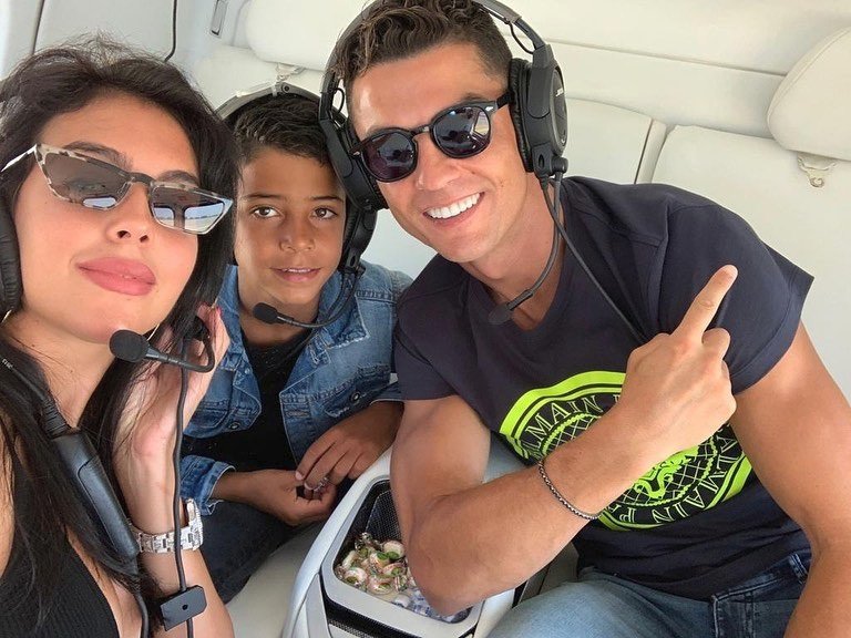 Ronaldo s partnerkou Georginou a synem Ronaldem Jr.