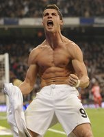 Cristiano Ronaldo sundal dres a nechal se v euforii pro své fanynky nafotit.