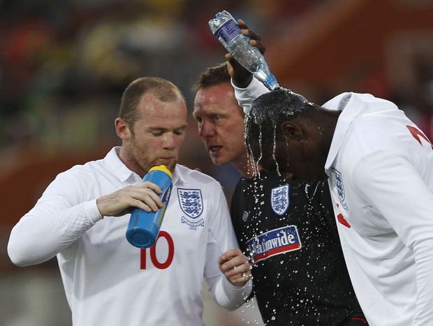 Wayne Rooney se občerstvuje u postranní čáry. Wayne Rooney se občerstvuje u postranní čáry.