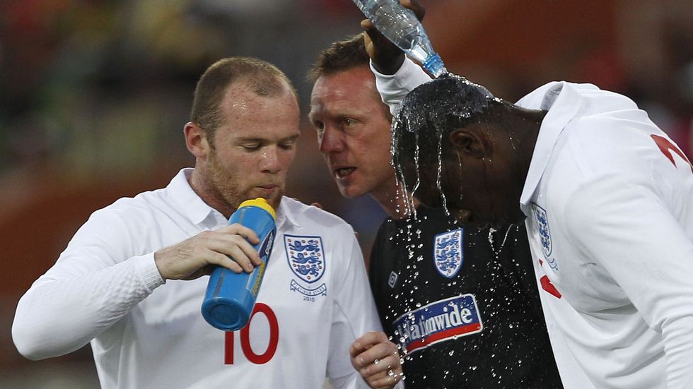 Wayne Rooney se občerstvuje u postranní čáry.