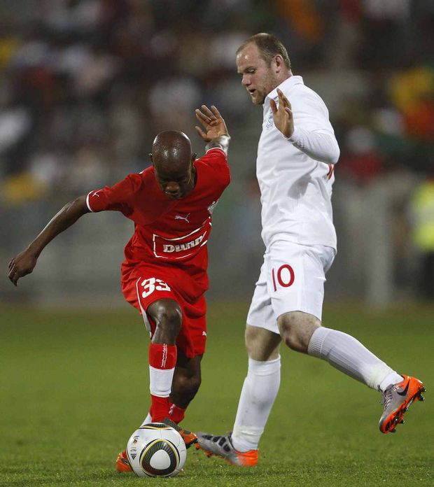 Wayne Rooney bojuje o míč v přípravném utkání. Wayne Rooney bojuje o míč v přípravném utkání.
