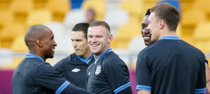 Wayne Rooney nastoupí proti Ukrajině v základní sestavě.