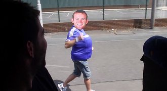 Rooney běhal v dresu Chelsea po Londýně, fandové si fotili pupík