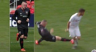 Brutální hvězda! Kanonýr Rooney nabrousil kosu a ošklivě sestřelil protihráče
