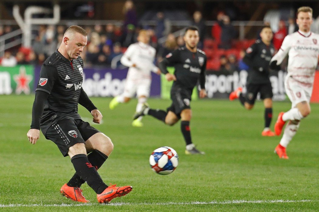 Wayne Rooney v dresu fotbalistů Washingtonu