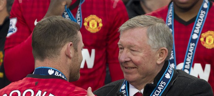 Sir Alex Ferguson poplácal Waynea Rooneyho pouze po rameni. Většinu hráčů přitom emotivně při posledním domácím zápase na lavičce United objal.