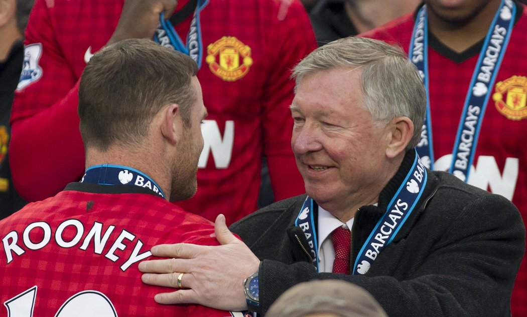 Sir Alex Ferguson poplácal Waynea Rooneyho pouze po rameni. Většinu hráčů přitom emotivně při posledním domácím zápase na lavičce United objal.