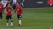 Wayne Rooney křičí na obránce za špatnou práci v defenzivě.