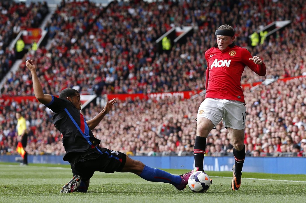 Wayne Rooney o víkendu odehrál ligový zápas s netradiční čelenkou. Jen díky ní mohl i přes své zranění hlavy naskočit do hry.