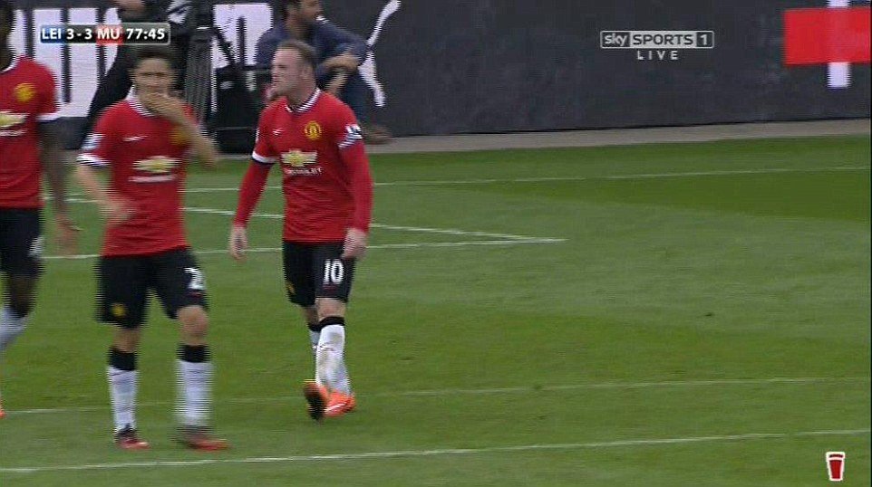 Wayne Rooney křičí na obránce za špatnou práci v defenzivě.