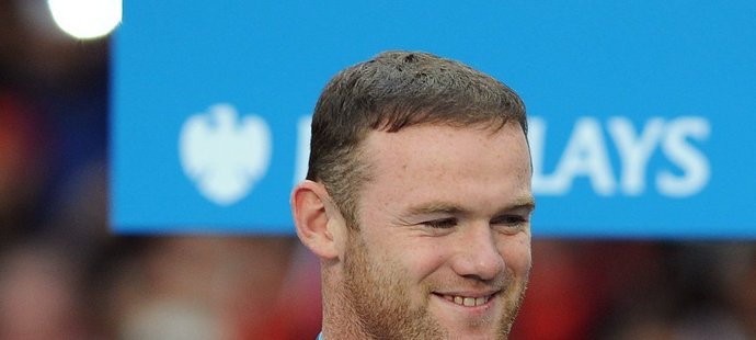 Wayne Rooney během mistrovských oslav Manchesteru United po zápase se Swansea, na který se díval jen z tribuny.