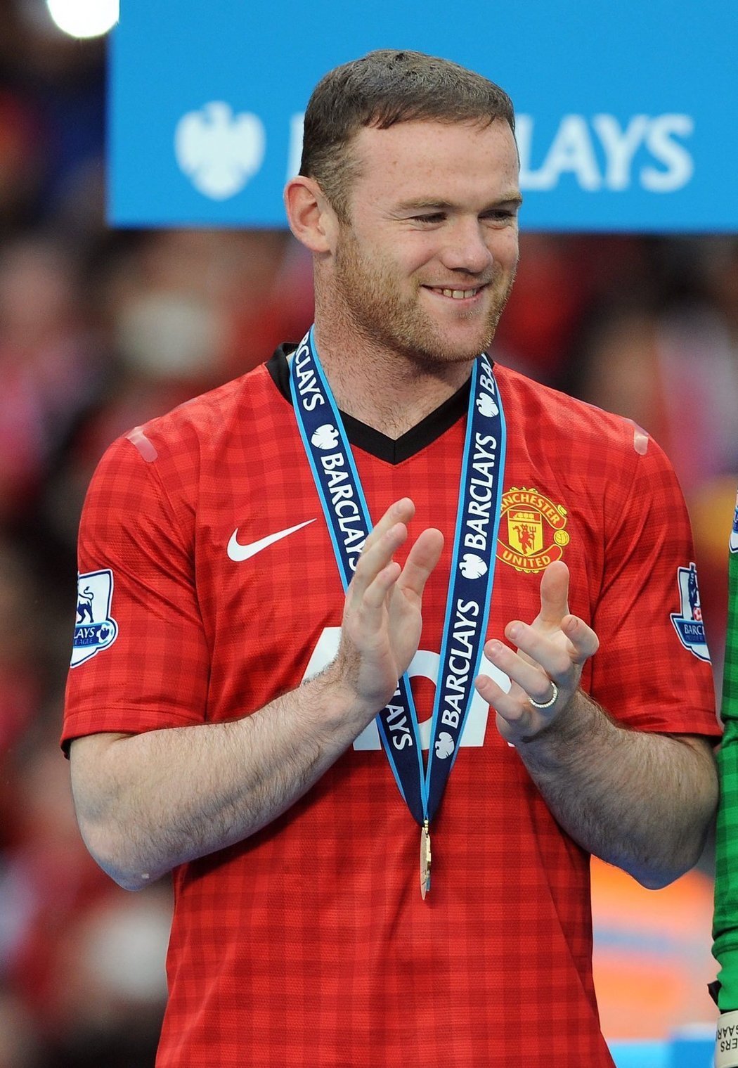 Wayne Rooney během mistrovských oslav Manchesteru United po zápase se Swansea, na který se díval jen z tribuny.