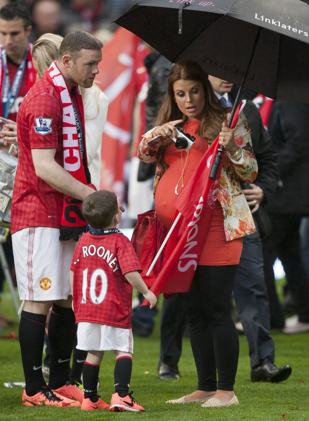 Wayne Rooney během mistrovských oslav Manchesteru United se svým synem a manželkou.