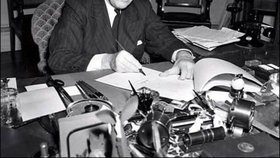 F. D. Roosevelt podepisuje zákon Lend-Lease, 1941.