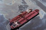 Zatím největší množství ropy uniklo do moře při havárii tankeru v roce 1989. Bylo to 270 000 barelů.