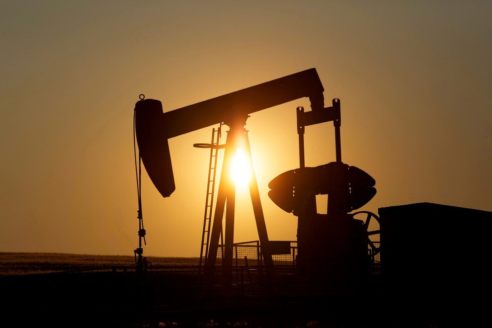 Cena ropy zažila historický propad